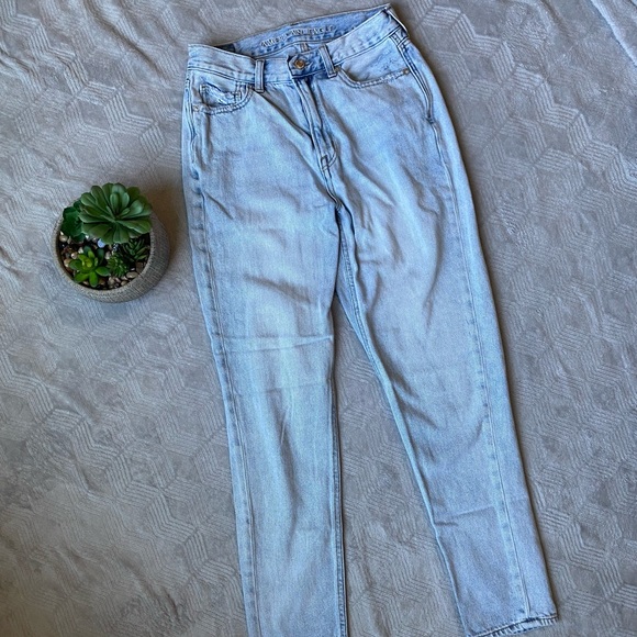 AEO High Rise Mom Jeans - Picture 4 of 4